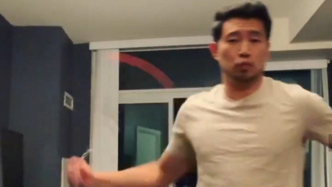 Simu Liu bermain Nunchuks