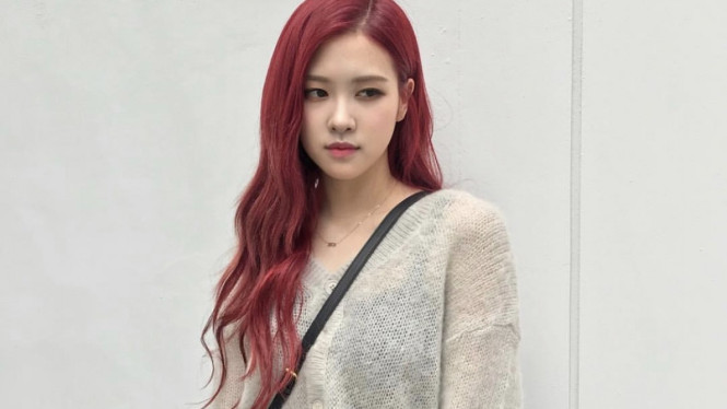 Rose Blackpink saat memiliki rambut warna merah