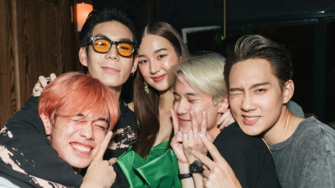 Thanaerng bersama pemeran Hormones, Jamy Jamess