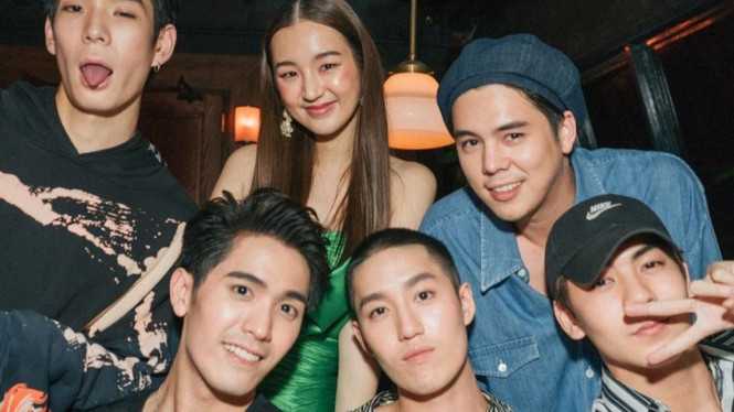 Thanaerng bersama Peach, Tor dan Tou