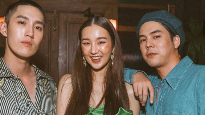 Thanaerng bersama dua pemeran Hormones, Tor dan Peach