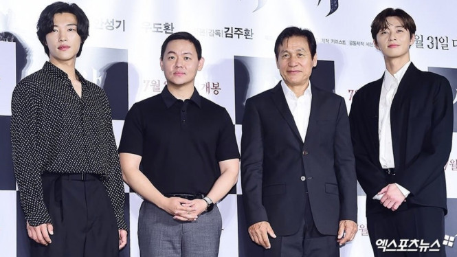 Para Pemain dan Sutradara Film The Divine Fury