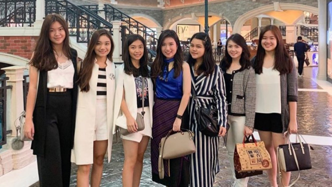 Patricia bersama teman-teman