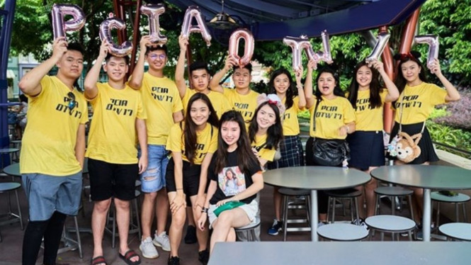 Patricia bersama teman-temannya