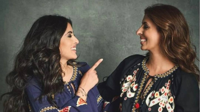 Navya Naveli Nanda bersama ibunya 