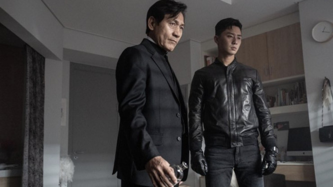Park Seo Joon dan Ahn Sung Ki di film The Divine Fury