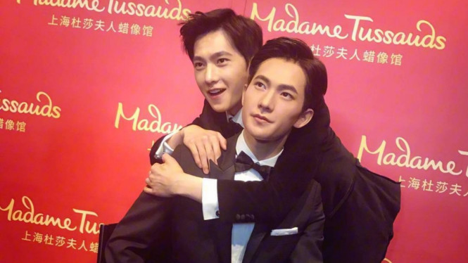 Yang Yang bersama patung lilinnya