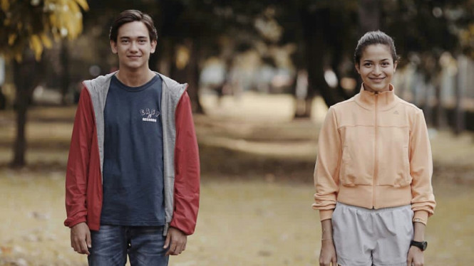 Putri Marino dan Adipati Dolken sebagai Lala dan Yudhis di film Posesif.