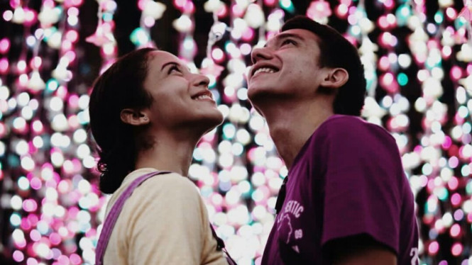 Putri Marino dan Adipati Dolken sebagai Lala dan Yudhis di film Posesif.