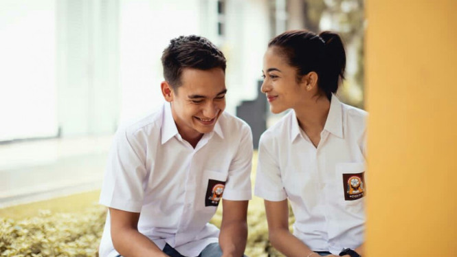 Putri Marino dan Adipati Dolken sebagai Lala dan Yudhis di film Posesif.