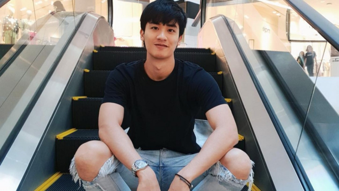 Gantengnya Aktor Drama Thailand 3 Will Be Free, Tay Tawan