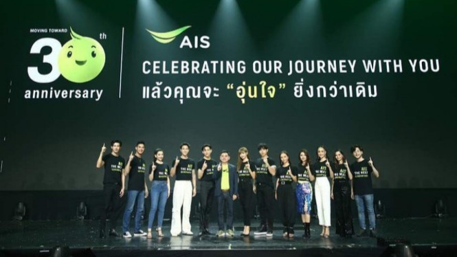 James Jirayu berdiri tak jauh dari Lisa