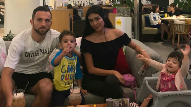 Spasojevic dan istri, Lehly Spaso