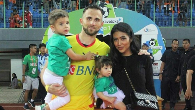 Spasojevic dan istri, Lehly Spaso