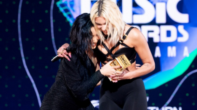 Dua Lipa dan Hwasa MAMAMOO