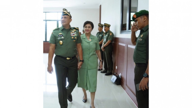 Bella Saphira - suami