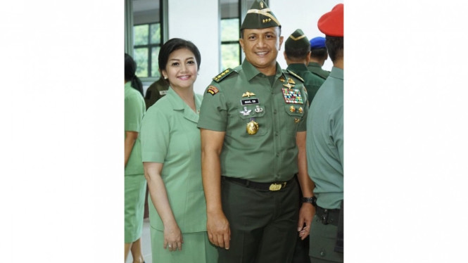 Bella Saphira - suami