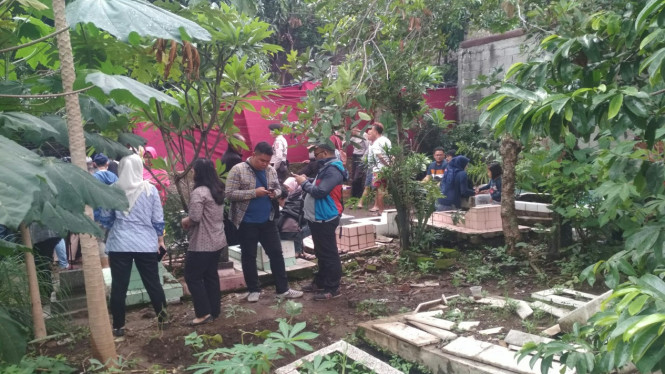 Suasana proses autopsi jenazah Lina di makam