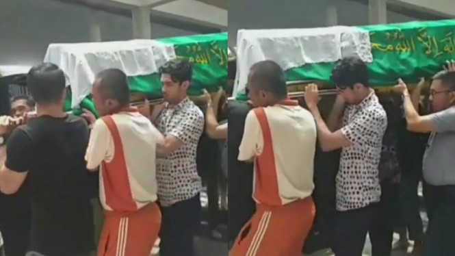 Reza Rahadian di pemakaman Ashraf Sinclair