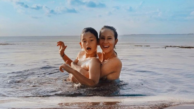 Mike Lewis dan Janisa Pradja