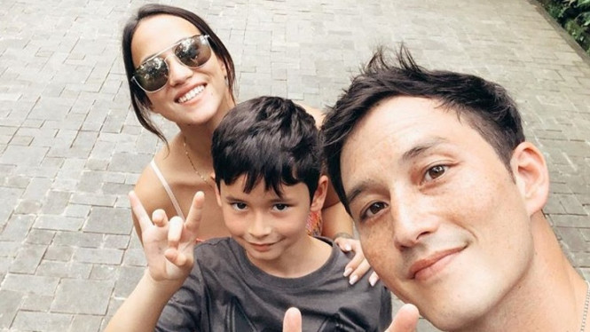 Mike Lewis dan Janisa Pradja