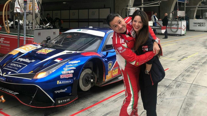 Julie Estelle dan pacar, pembalap David Tjipto