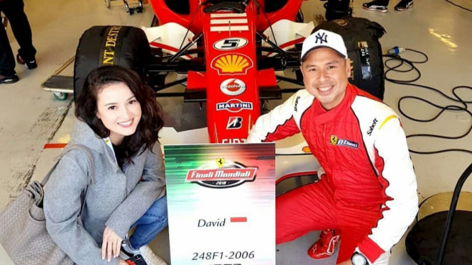 Julie Estelle dan pacar, pembalap David Tjipto