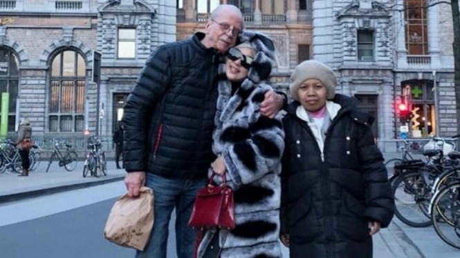 Papa angkat syahrini