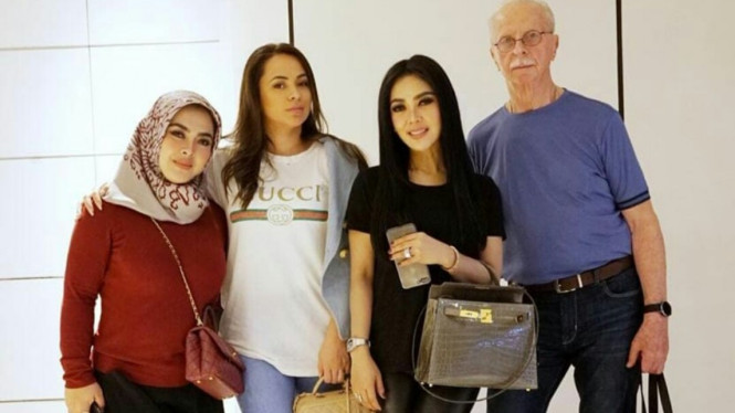 Syahrini dan anak kandung papa angkat