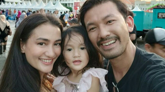 Rio Dewanto - Atiqah Hasiholan