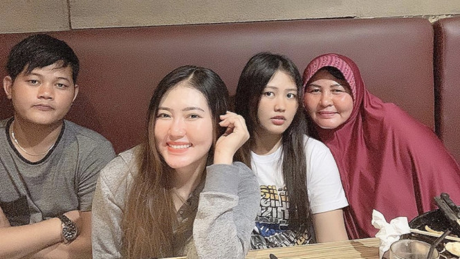 adik via vallen corona