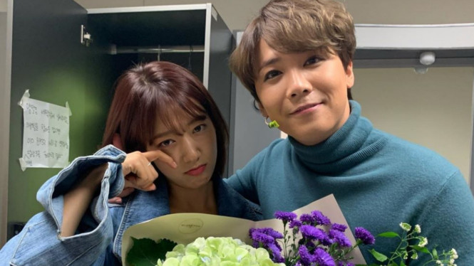 Park Shin Hye dan Lee Hong Ki FT ISLAND