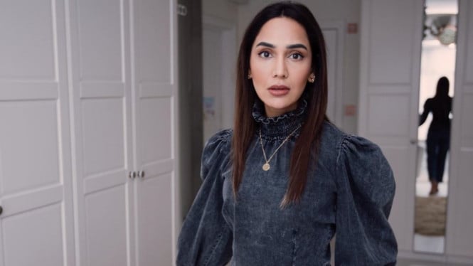 Instagram/@amenakhan