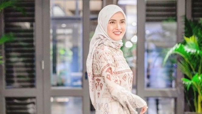 8 Artis Non Muslim Cantik Pakai Hijab, Nomor 7 Bercadar Buat Gempar