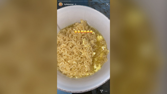 Viral Kylie Jenner Masak Mie Instan Mirip Warga Indonesia