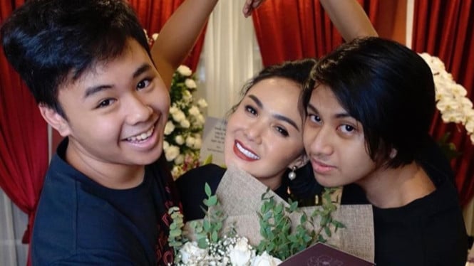 Instagram/@yunishara36