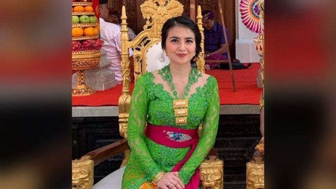 Instagram/@kadekdeviofficia