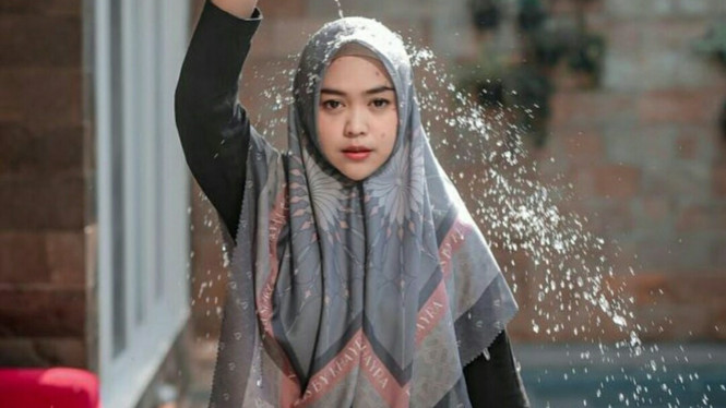 Instagram/@riaricis1795