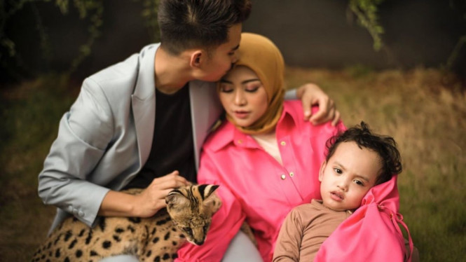 Instagram/@rachelvennya