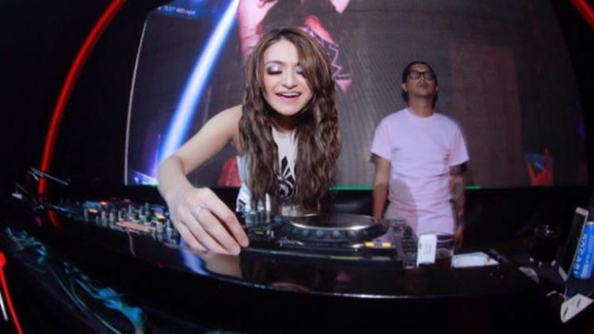 Instagram/nathalieholscher