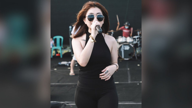 Instagram/@nathalieholscher