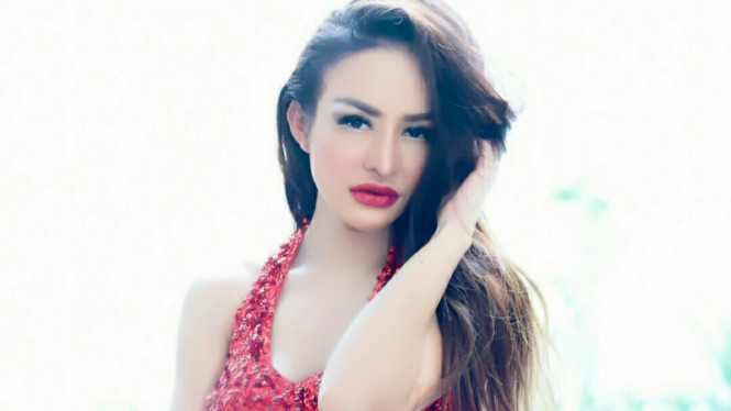 Instagram/@cynthiaraalona_