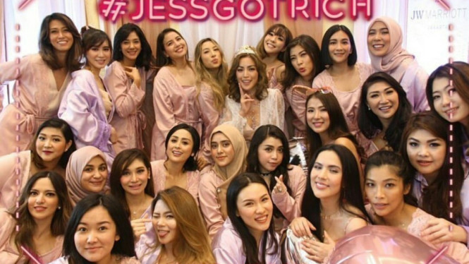 Instagram/@sallyadelia