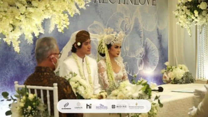 YouTube/LOL Photobooth