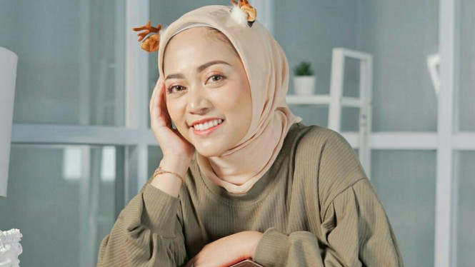 Instagram/@rachelvennya