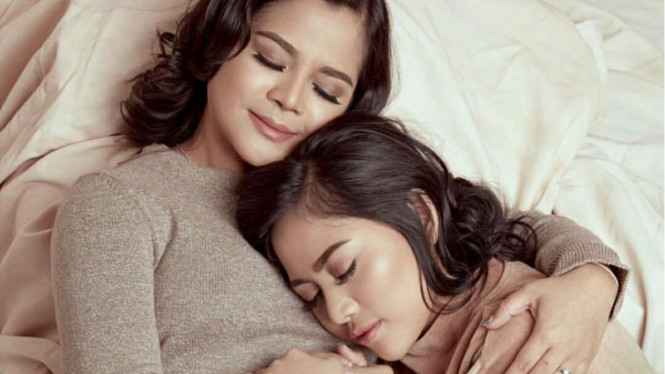 Instagram/@rachelvennya