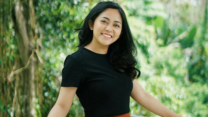 Instagram/@rachelvennya