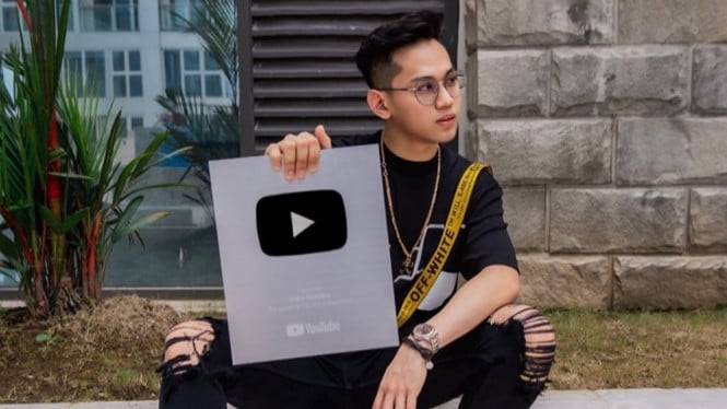 Instagram/ @indrakenz