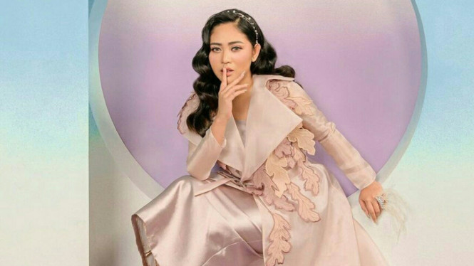 Instagram/@rachelvennya