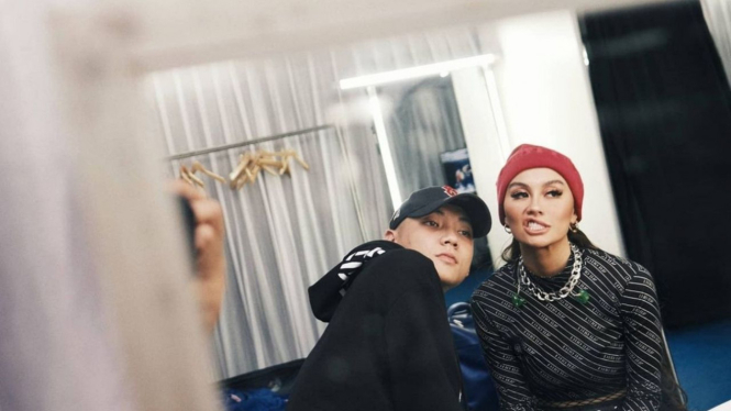 10 Potret Mesra Agnez Mo-Adam Rosyadi, Resmi Pacaran Walau Beda Agama ...